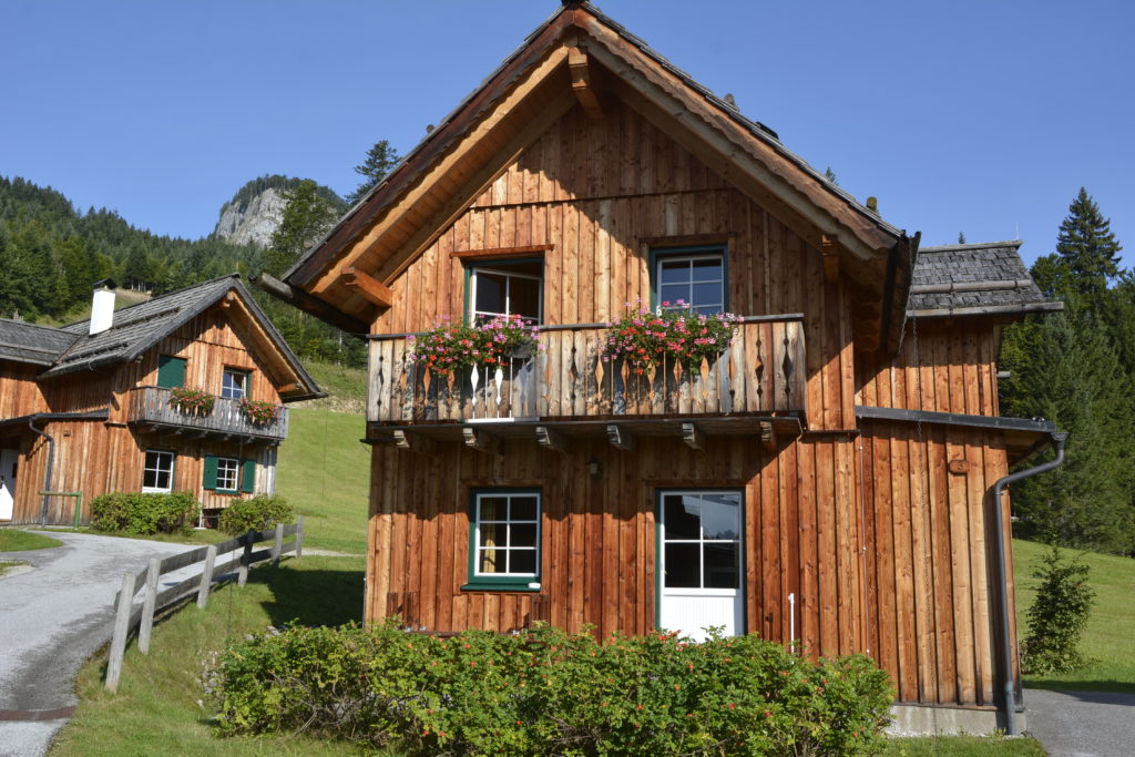 Hagan Lodge Altaussee - die kleinen Hütten bilden ein echtes Almdorf am Fuße des Loser