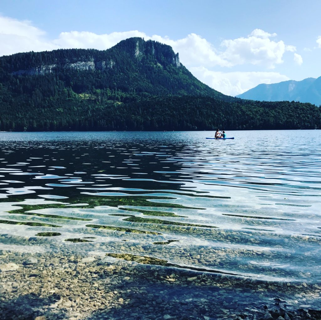 Willst du auch mal über diesen Seen fahren oder in das glasklare Wasser steigen?