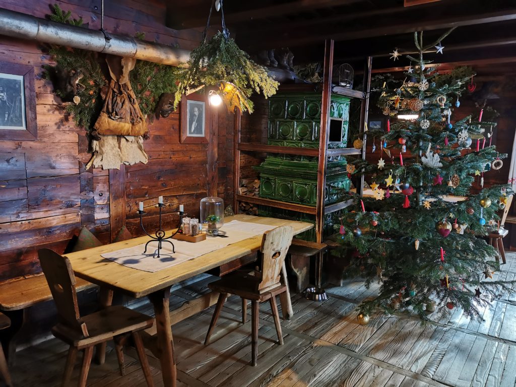 An Weihnachten am Kellerjoch: Die urige Stube in Grafenast beim Rodel Toni