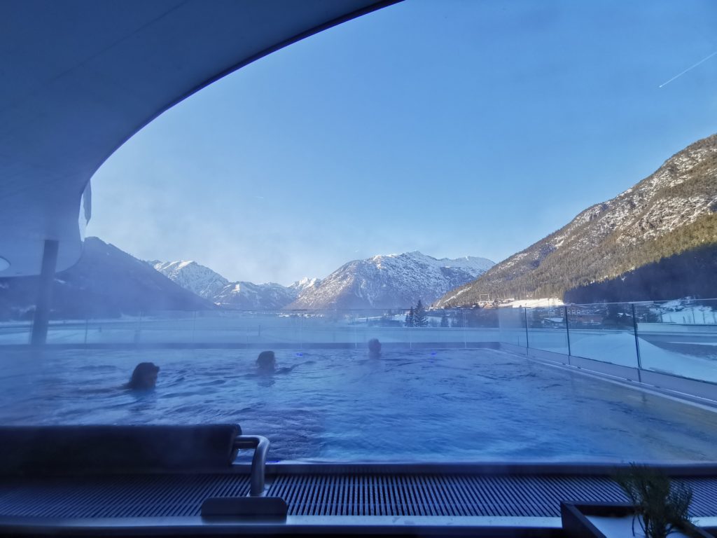 Atoll Achensee - nach der Sauna kannst du in diesen Pool steigen, mit Blick auf das Karwendel