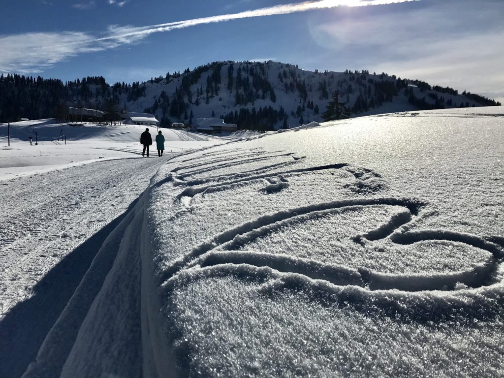 Winterwandern Bayern - in Steibis nahe Oberstaufen mit Herz im Schnee