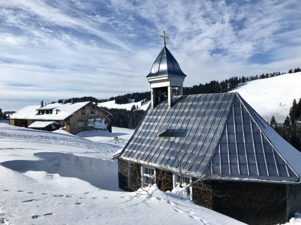 Winterwandern Bayern - diese Kapelle hat mir oberhalb von Steibis gut gefallen. Der präparierte Weg zum Winterwandern führt direkt daran vorbei.