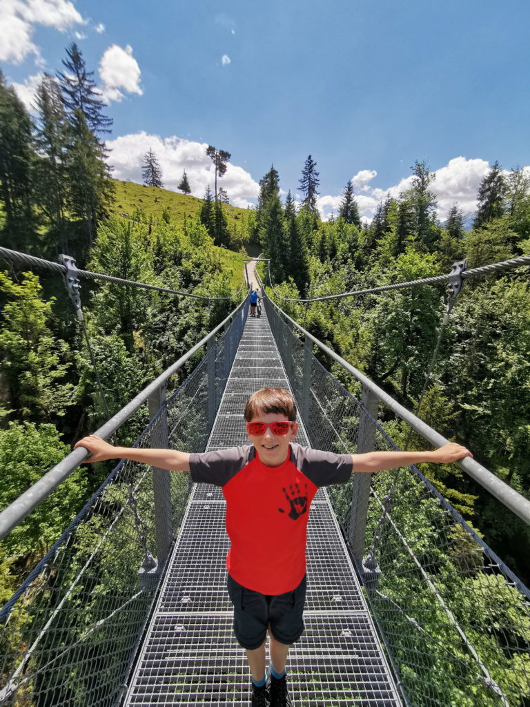 Bayern Reiseziele - über diese Hängebrücke kommst du zur modernsten Berghütte in Bayern