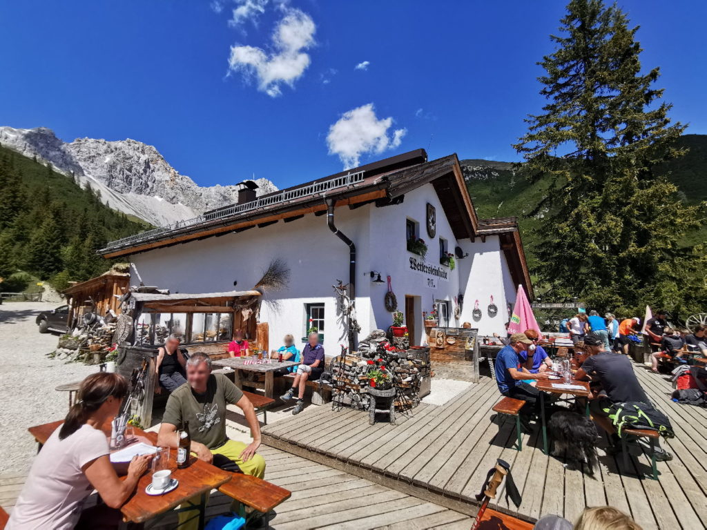 Das ist die großartige Sonnenterrasse auf der Wettersteinhütte 