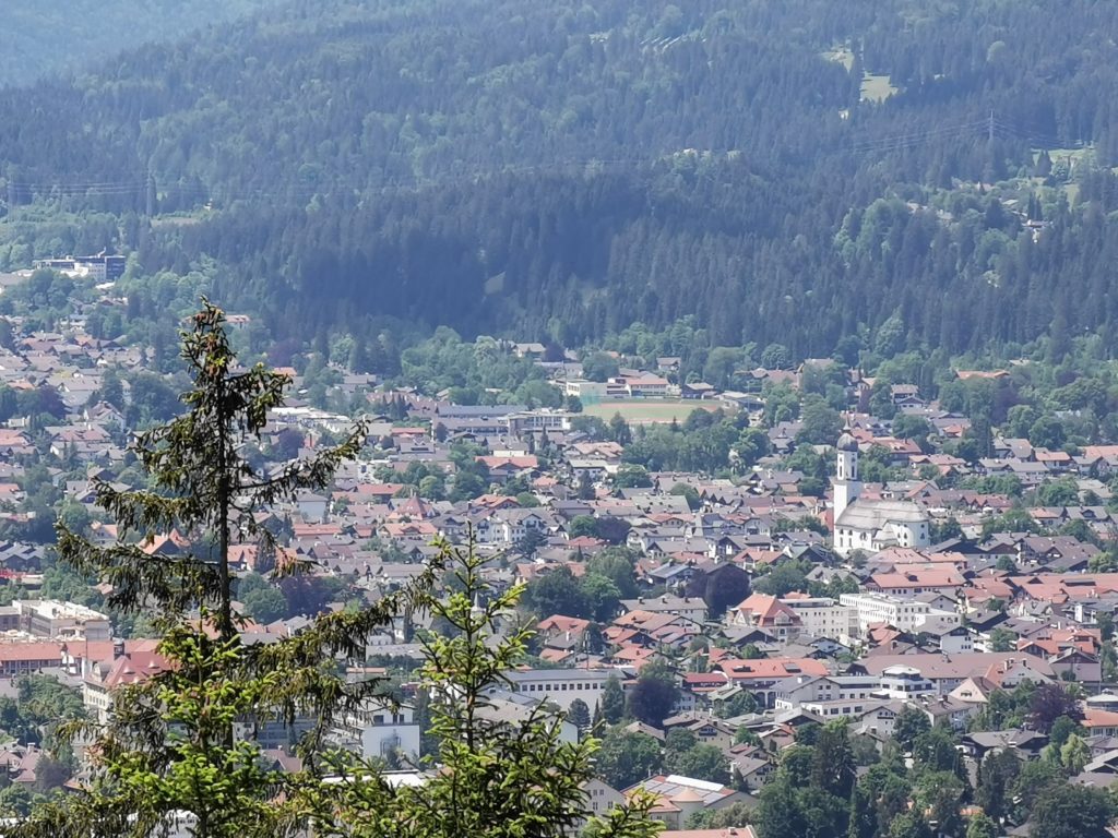 Ausblick von der Tannenhütte auf den Ort Garmisch Partenkirchen