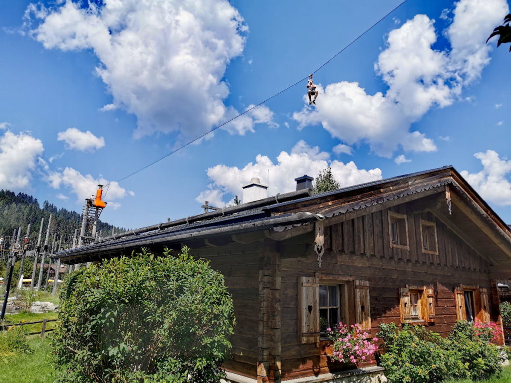 ... über das Dach klettern und dann mit dem Flying Fox über die Hütten im Almdorf Almlust fliegen