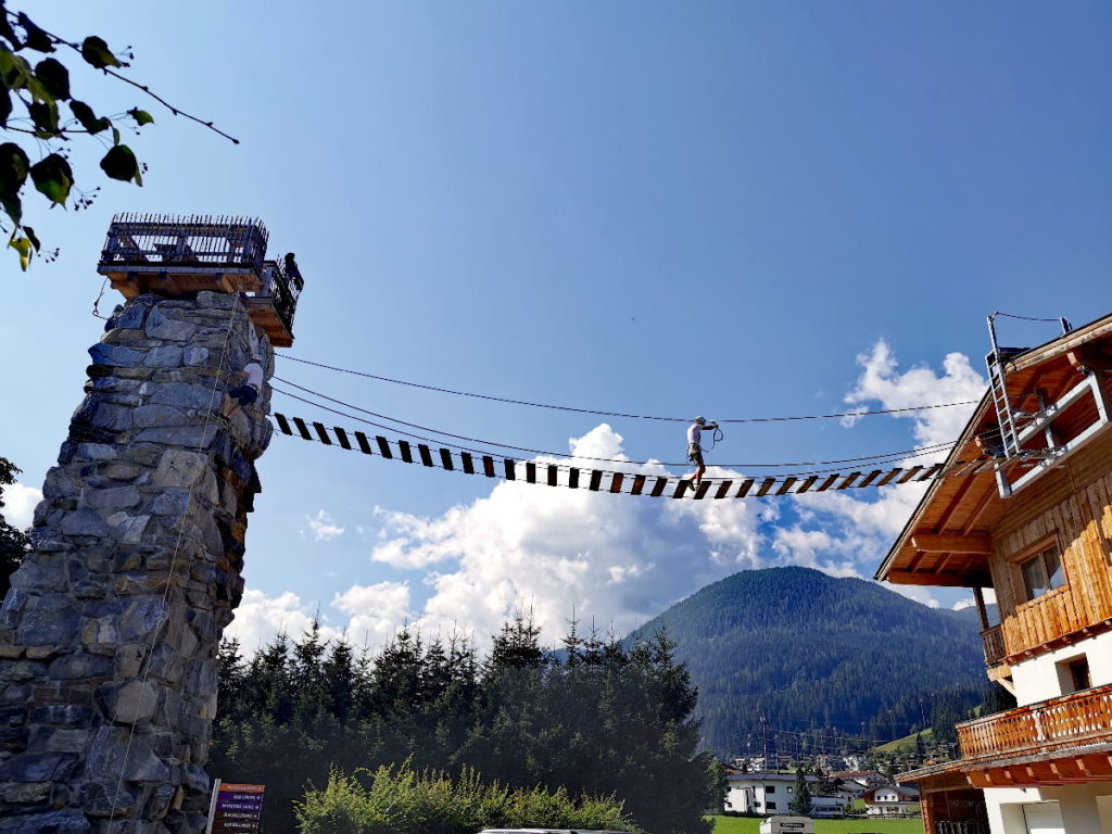 Der hauseigene Klettersteig über die Dächer des Almdorf Almlust