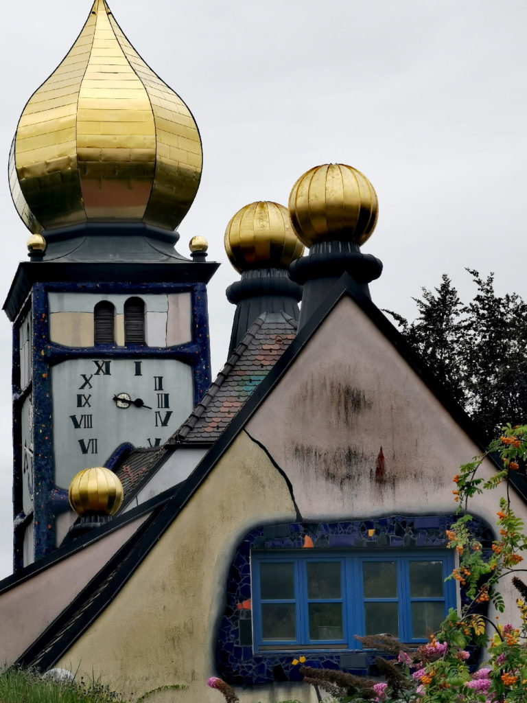 Der Blick von hinten auf die Hundertwasserkirche