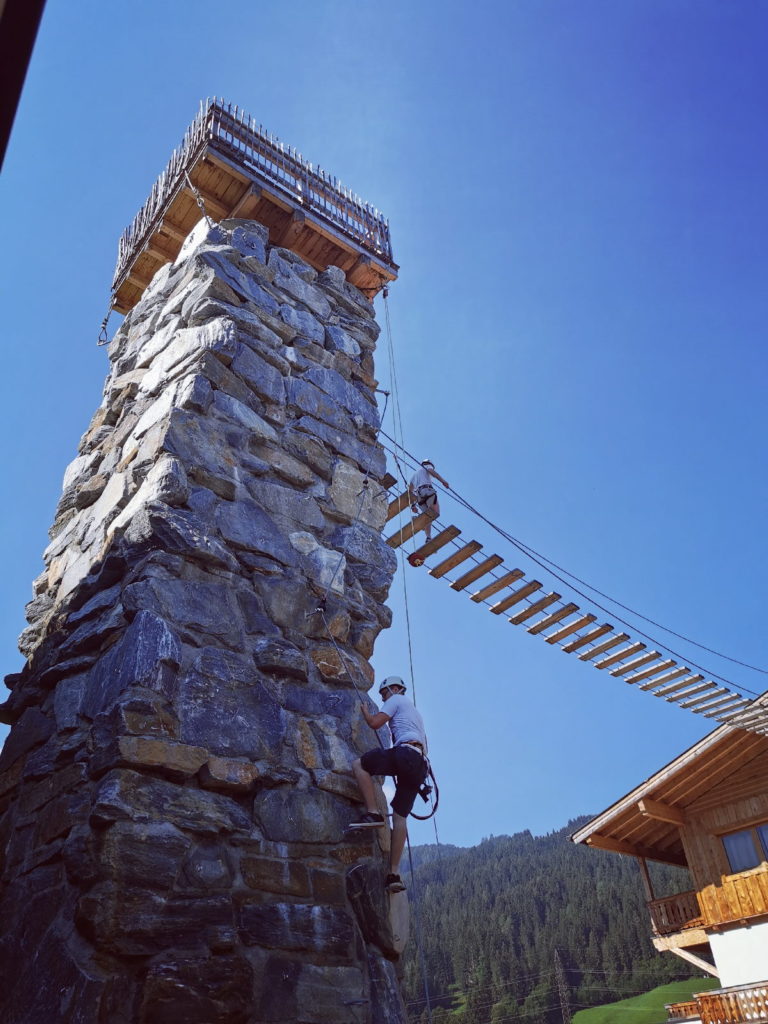 Am Almdorf Almlust Klettersteig am steinernen Turm hinauf in luftige Höhen Klettern... weiter über die Brücke...