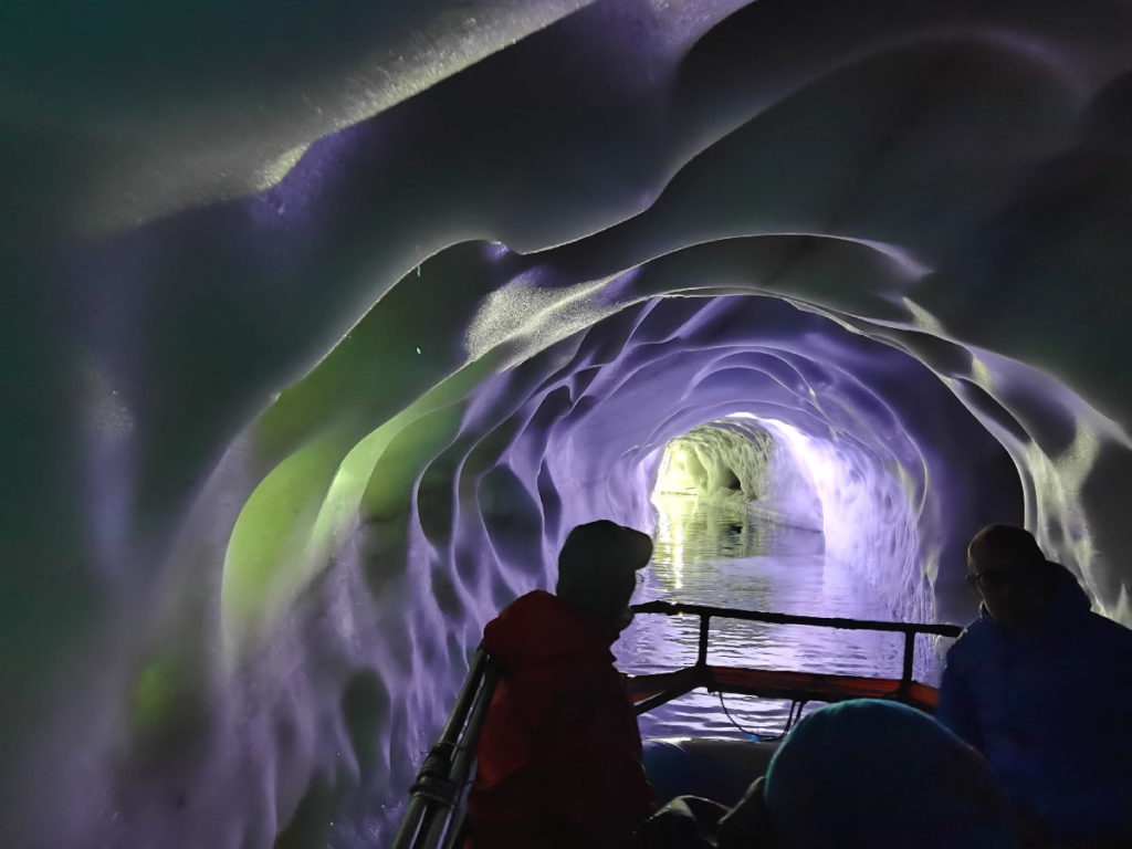 Tirol Reiseziele - mit dem Boot auf dem Eissee im Gletscher