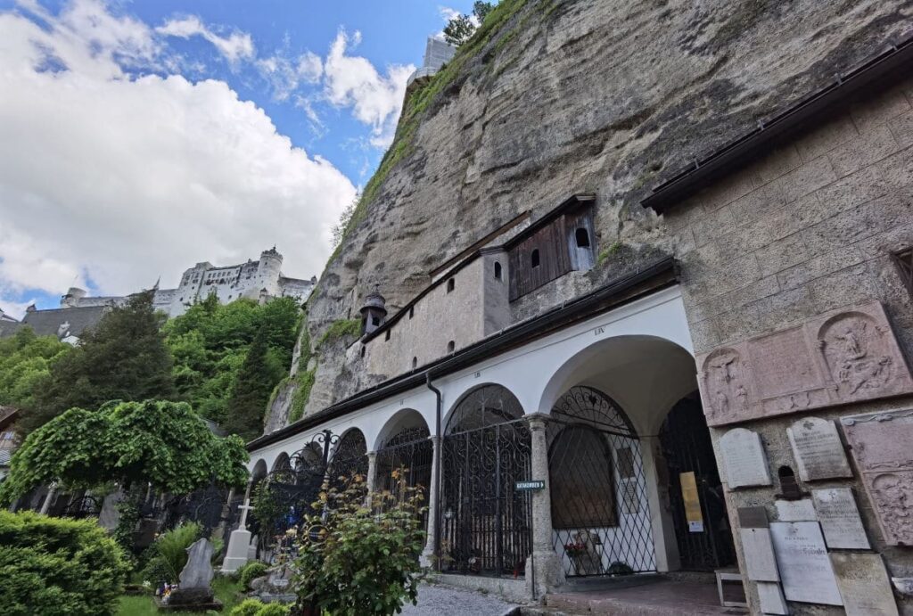 Eine Geheimtipp bei den Salzburg Sehenswürdigkeiten - die Katakomben am Petersfriedhof