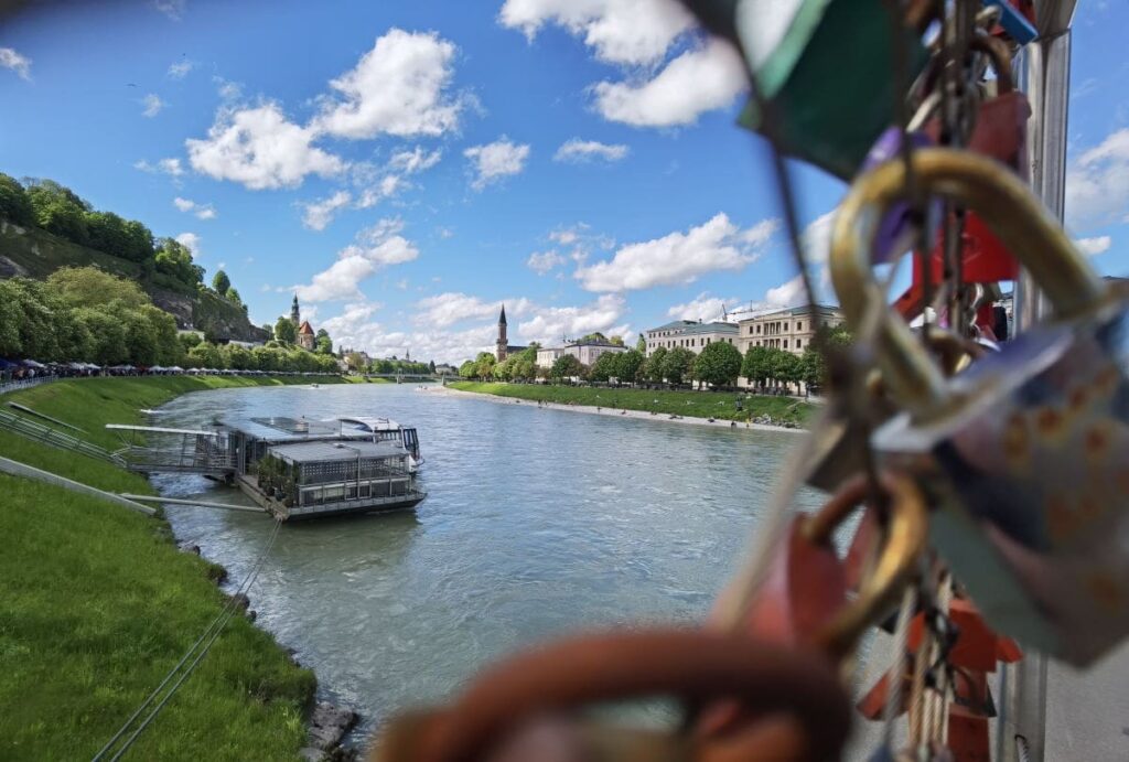 Auf dem Marko Feingold Steg über die Salzach spazieren