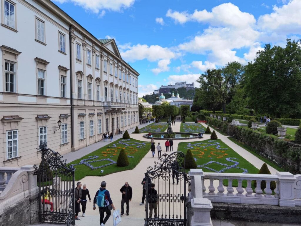 Schloss Mirabell mit dem berühmten Garten und dem Blick über die Dächer auf die Festung