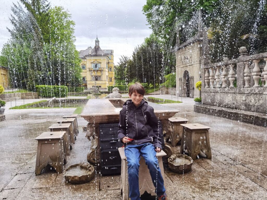 Eine der schönsten Salzburg Sehenswürdigkeiten - die Schloss Hellbrunn Wasserspiele: Alle werden naß, nur der Gastgeber nicht...