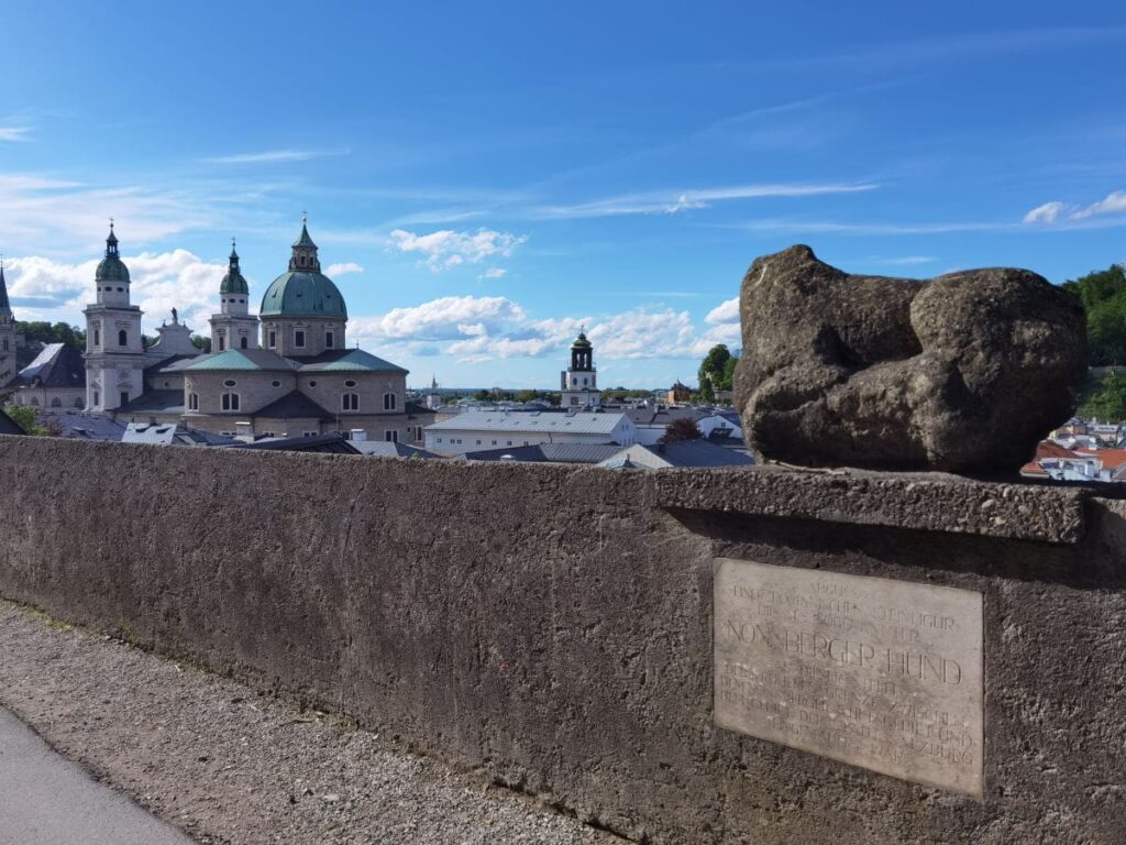 Eine der geheimen Salzburg Sehenswürdigkeiten - der Nonnberger Hund unterhalb der Festung Hohensalzburg