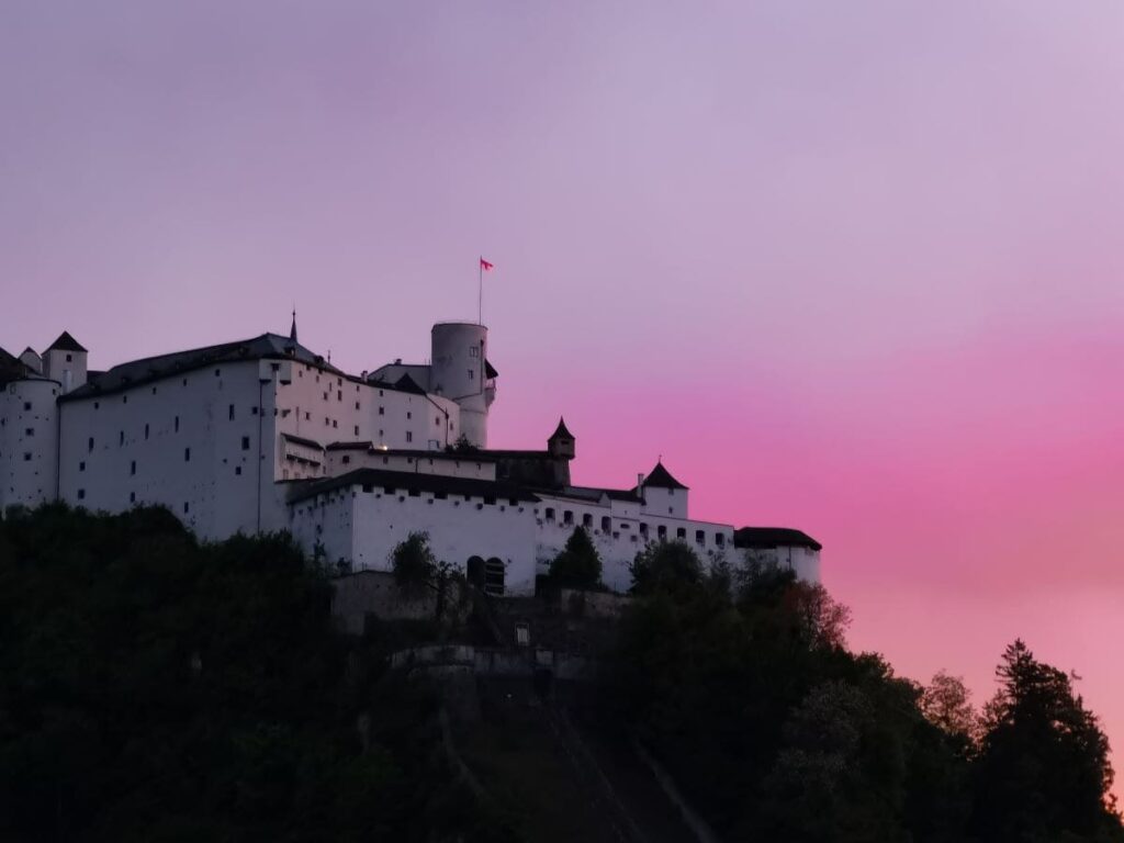 Sonnenaufgang in den Bergen erleben - bei der Sonnenaufgangswanderung am Kapuzinerberg in Salzburg mit Blick auf die Festung Hohensalzburg