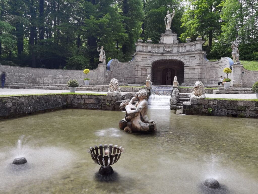 Die Wasserspiele in Schloss Hellbrunn lohnen sich bei einem Salzburg Ausflug!