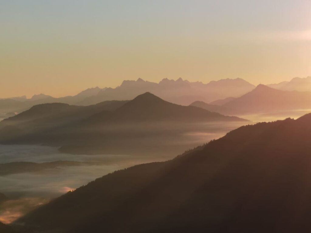 Willst du auch einmal so einen Sonnenaufgang in den Bergen erleben?