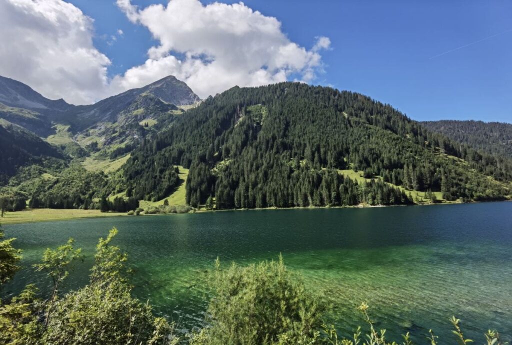 Tirol Reiseziele - der Vilsalpsee im Tannheimer Tal