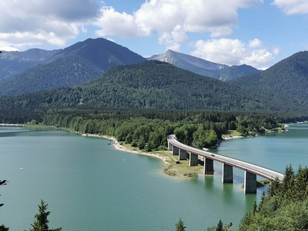 Reiseblogger Deutschland Tipp Sylvensteinsee mit Blick zum Karwendel