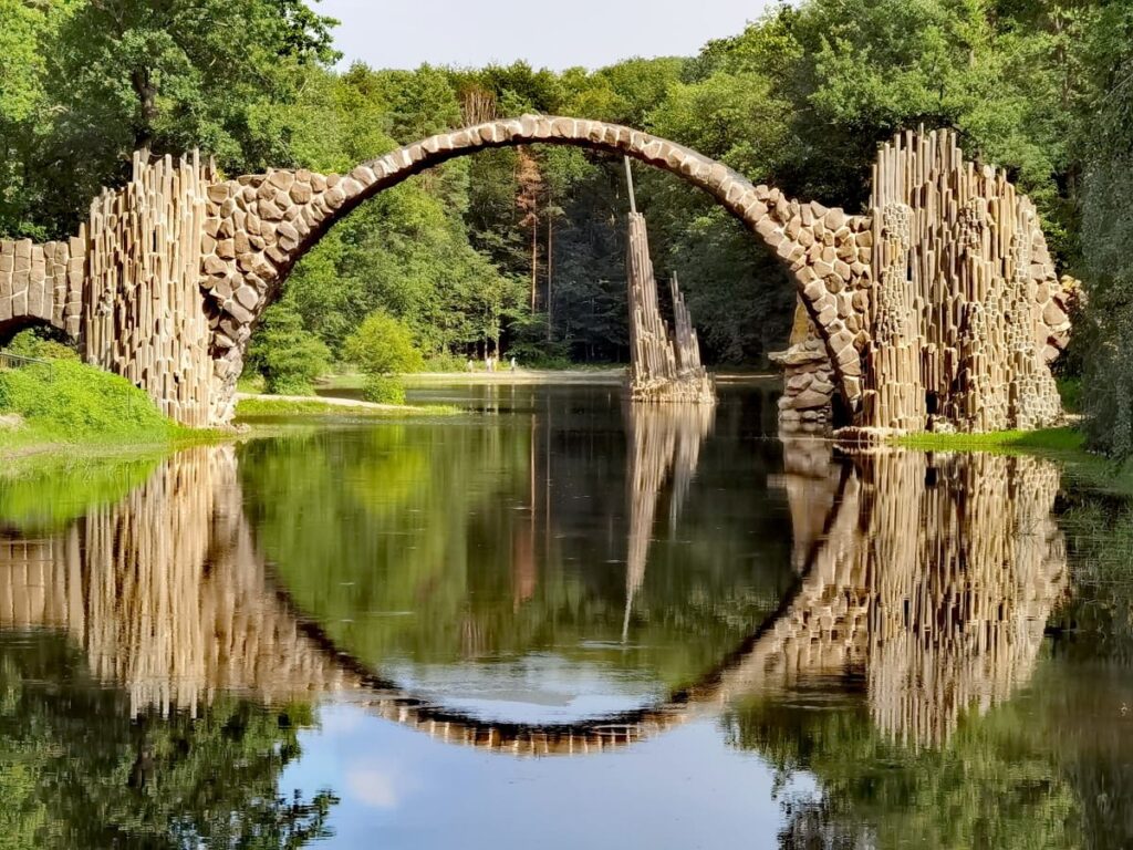 Die Rakotzbrücke mit der Spiegelung im Rakotzsee
