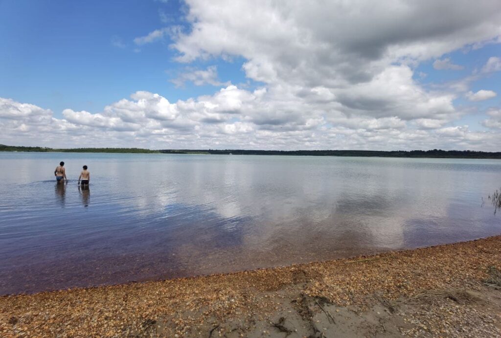 Entspannt im Störmthaler See baden - das flache Ufer ist ideal mit Kindern