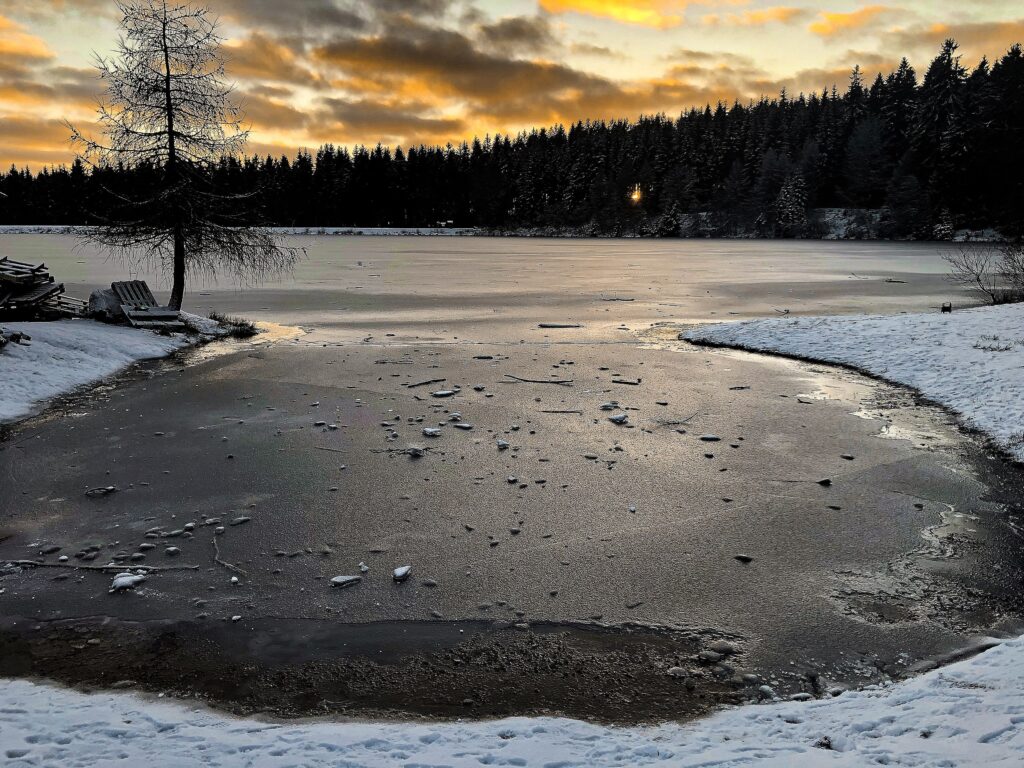 Winterwandern Bayern - romantischer Sonnenuntergang am Fichtelsee