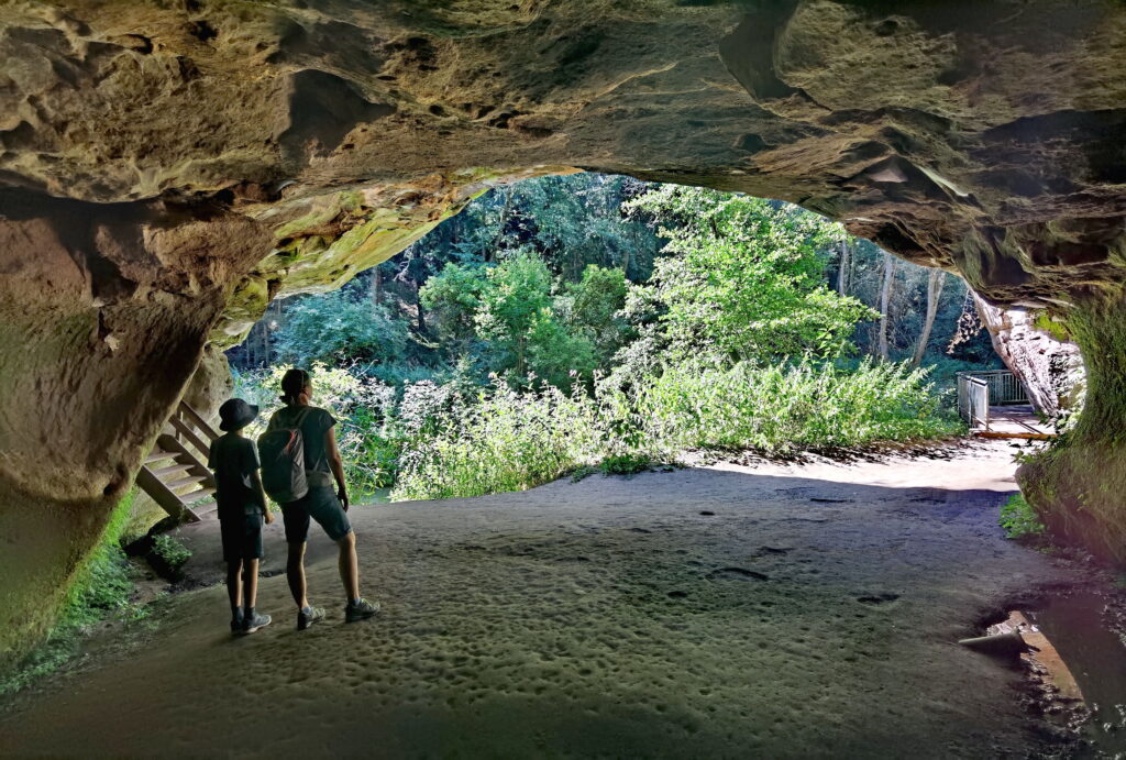 Was für riesige Höhlen in der Schwarzachklamm!