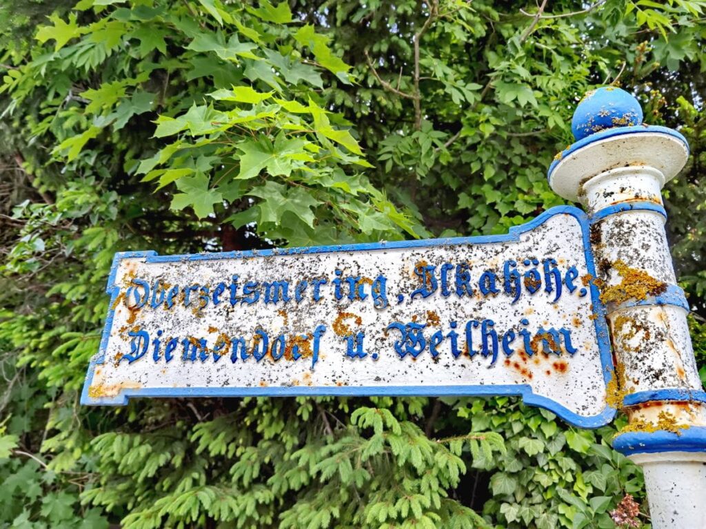 Historisches Wanderschild auf dem Weg zur Ilkahöhe