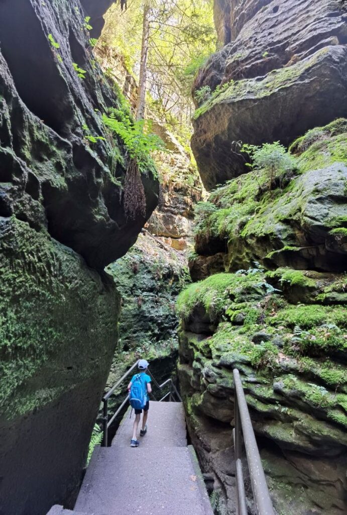 Durch die schmale Felsenschlucht der Schwedenlöcher wandern