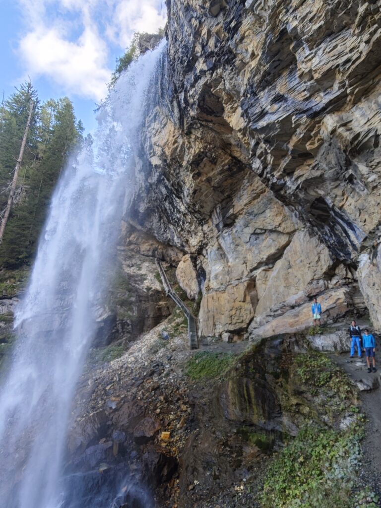 Johanneswasserfall - gegen den 60 Meter hohen Wasserfall wirken wir Wanderer winzig