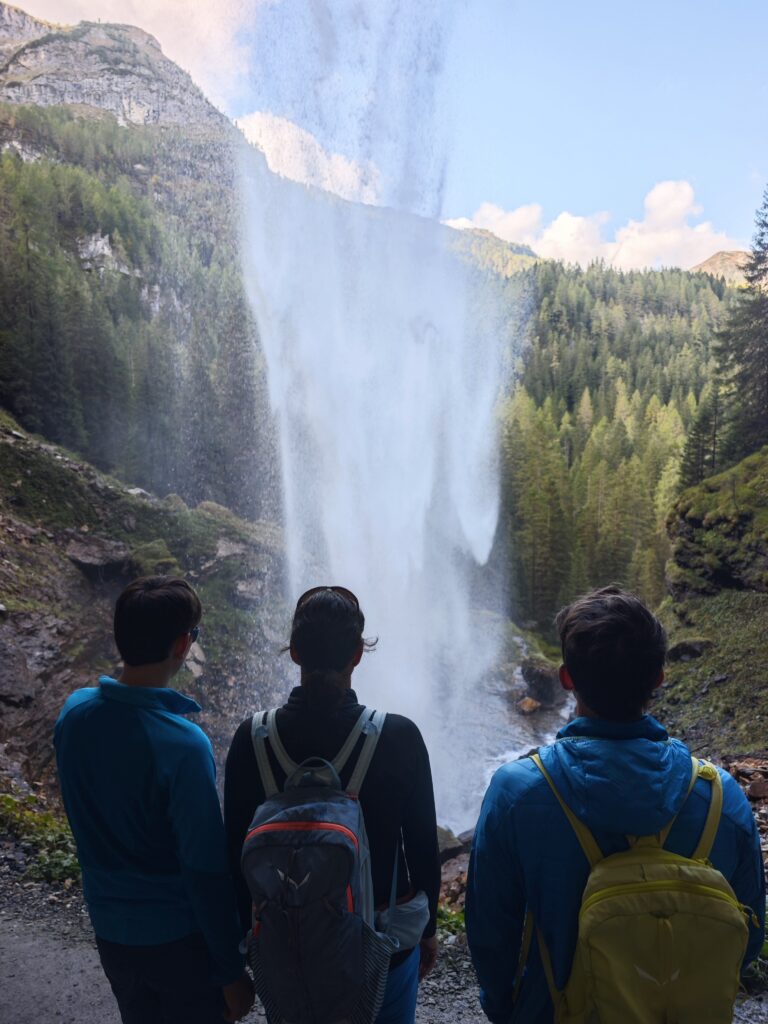 Hinter dem Johanneswasserfall kannst du durch wandern